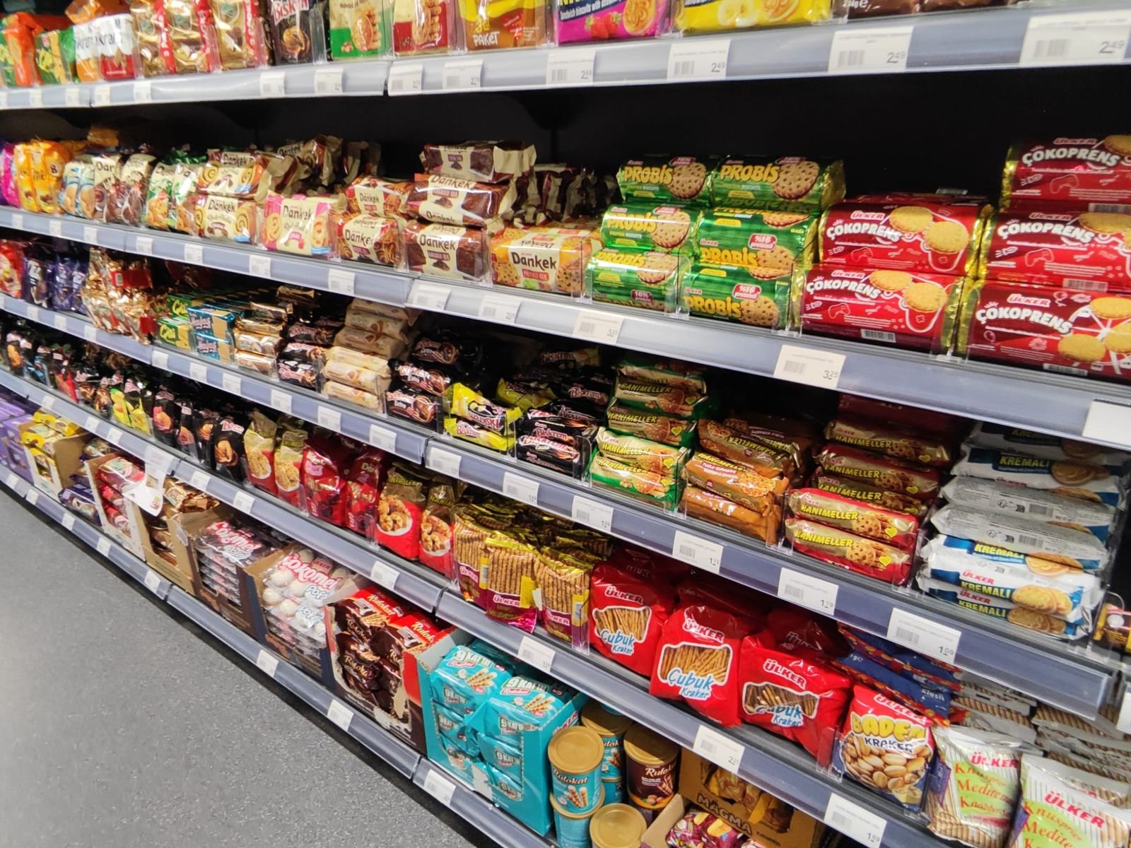 Gangpad met koekschappen, producten gescheiden door transparante verdelers