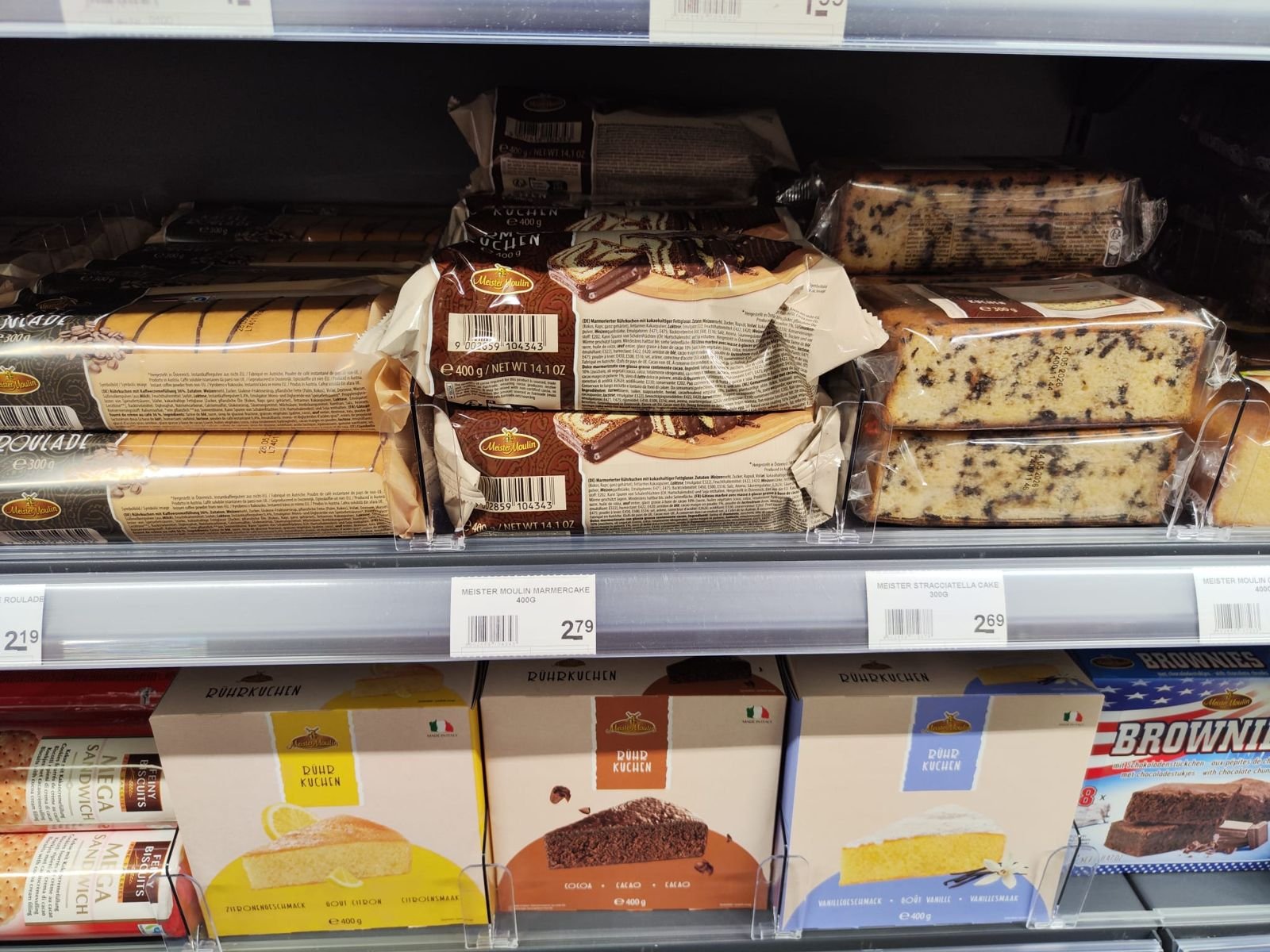 Gestapelde cakes tussen transparante verdelers