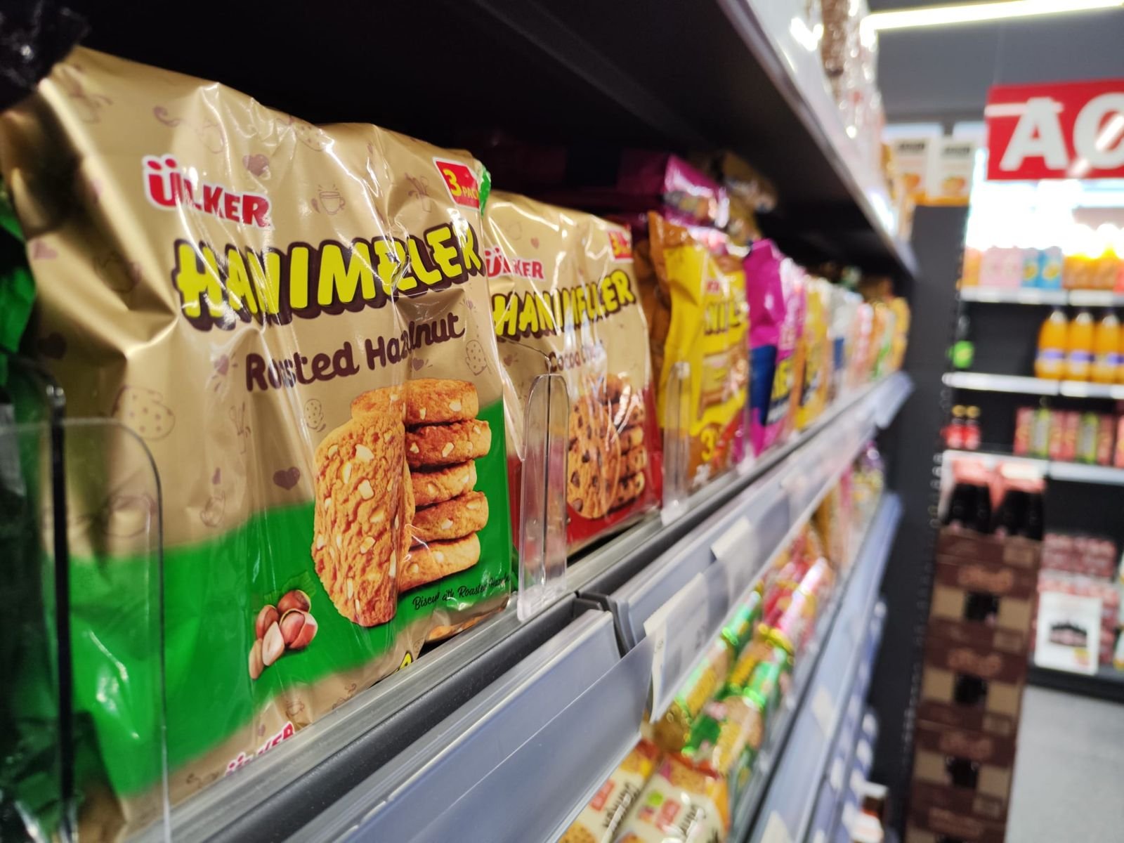 Transparante verdeler tussen koekverpakkingen in een winkelschap