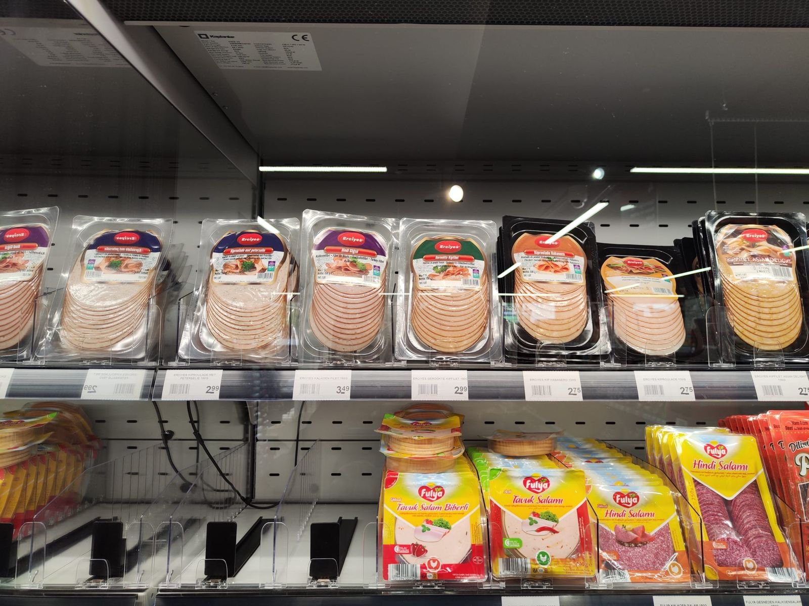 Koelvitrine met vleeswaren, verdelers en pushers