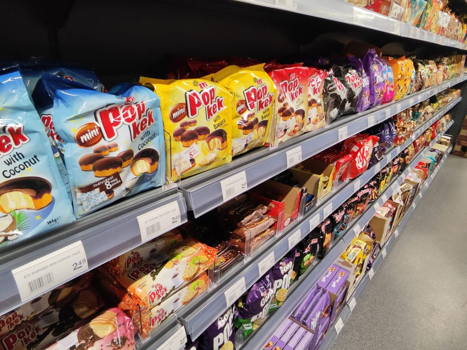 Lang schap met snackverpakkingen en verdelers