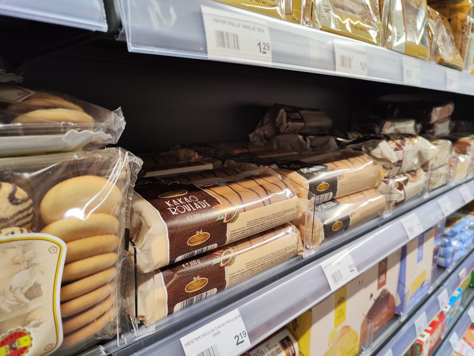 Rouladen in een diep schap, gescheiden door een verdeler