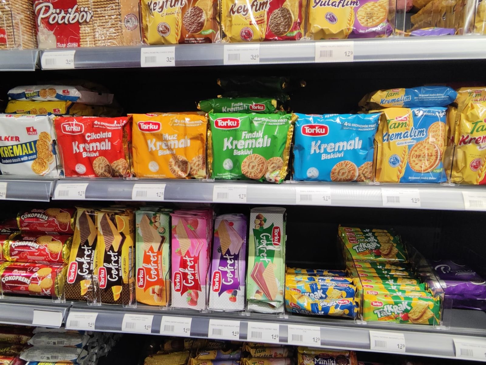 Biscuitverpakkingen recht naar voren tussen verdelers